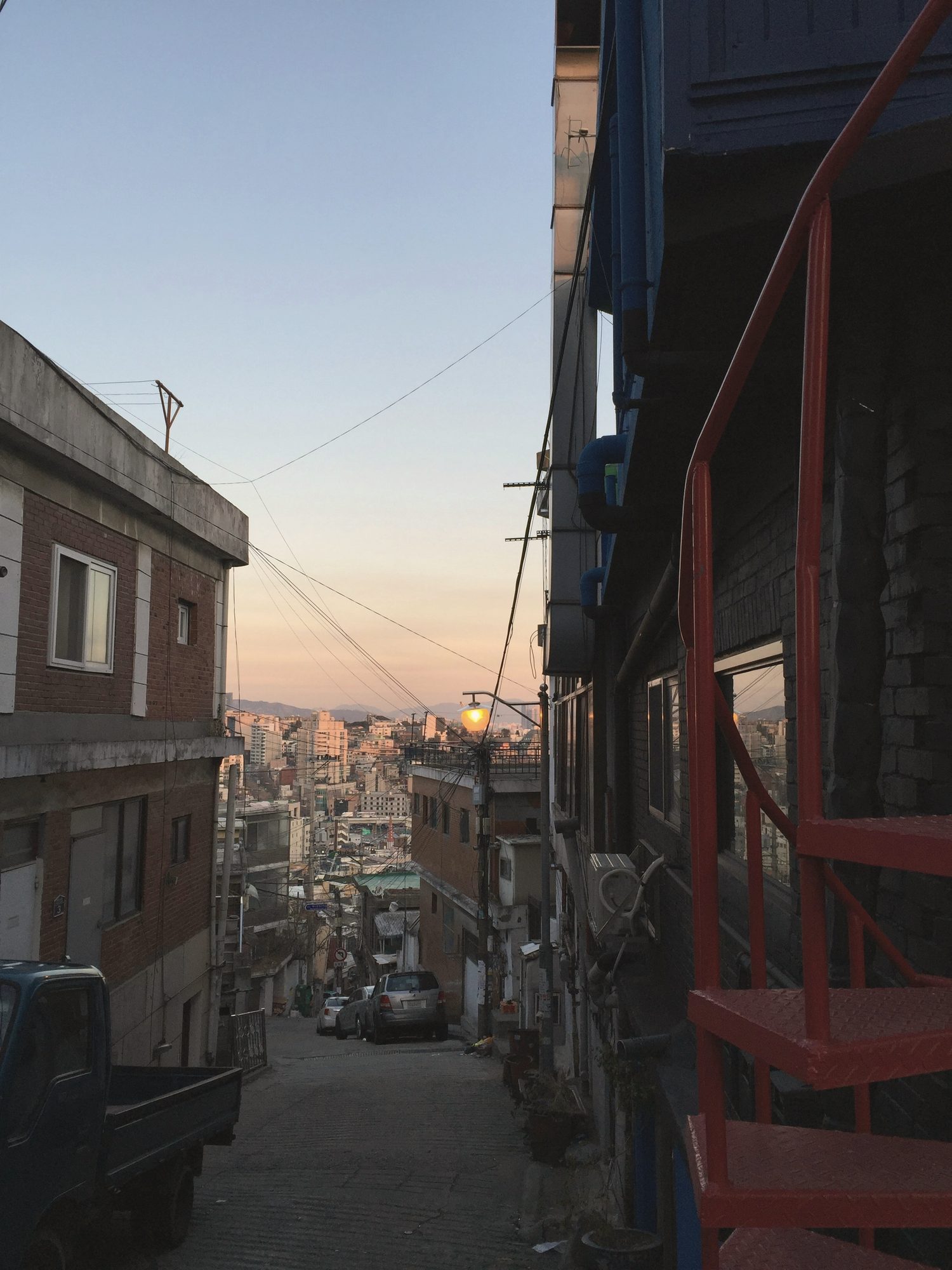 서울 이태원 해질녘 언덕 주택가 골목 — 옥탑방 양성화 검토 예시