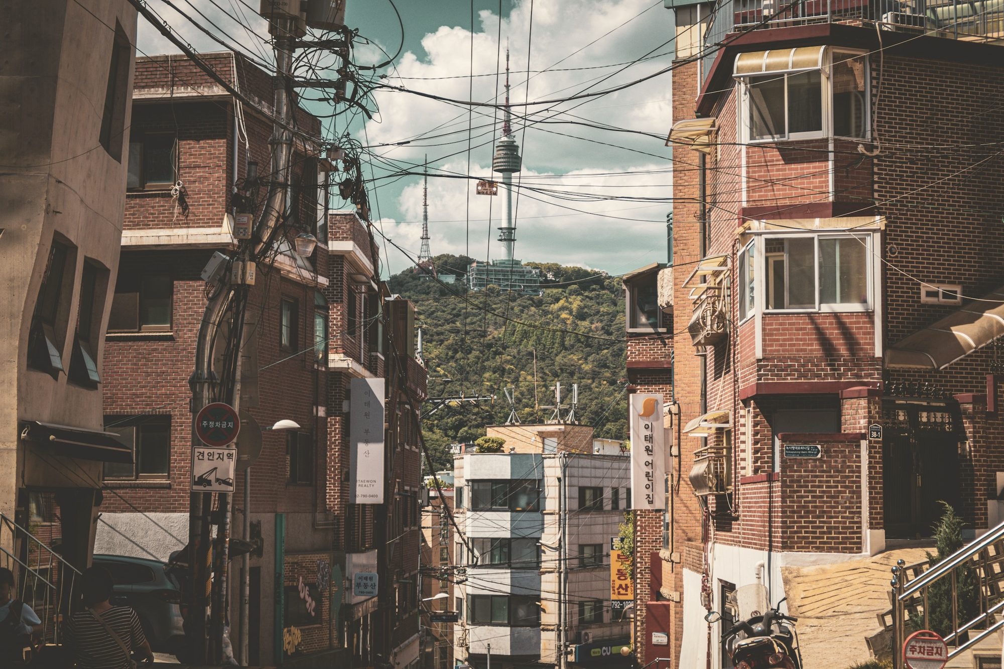 서울 이태원 언덕 적벽돌 다세대주택 골목 — 양성화 특별법 대상 주거지 예시