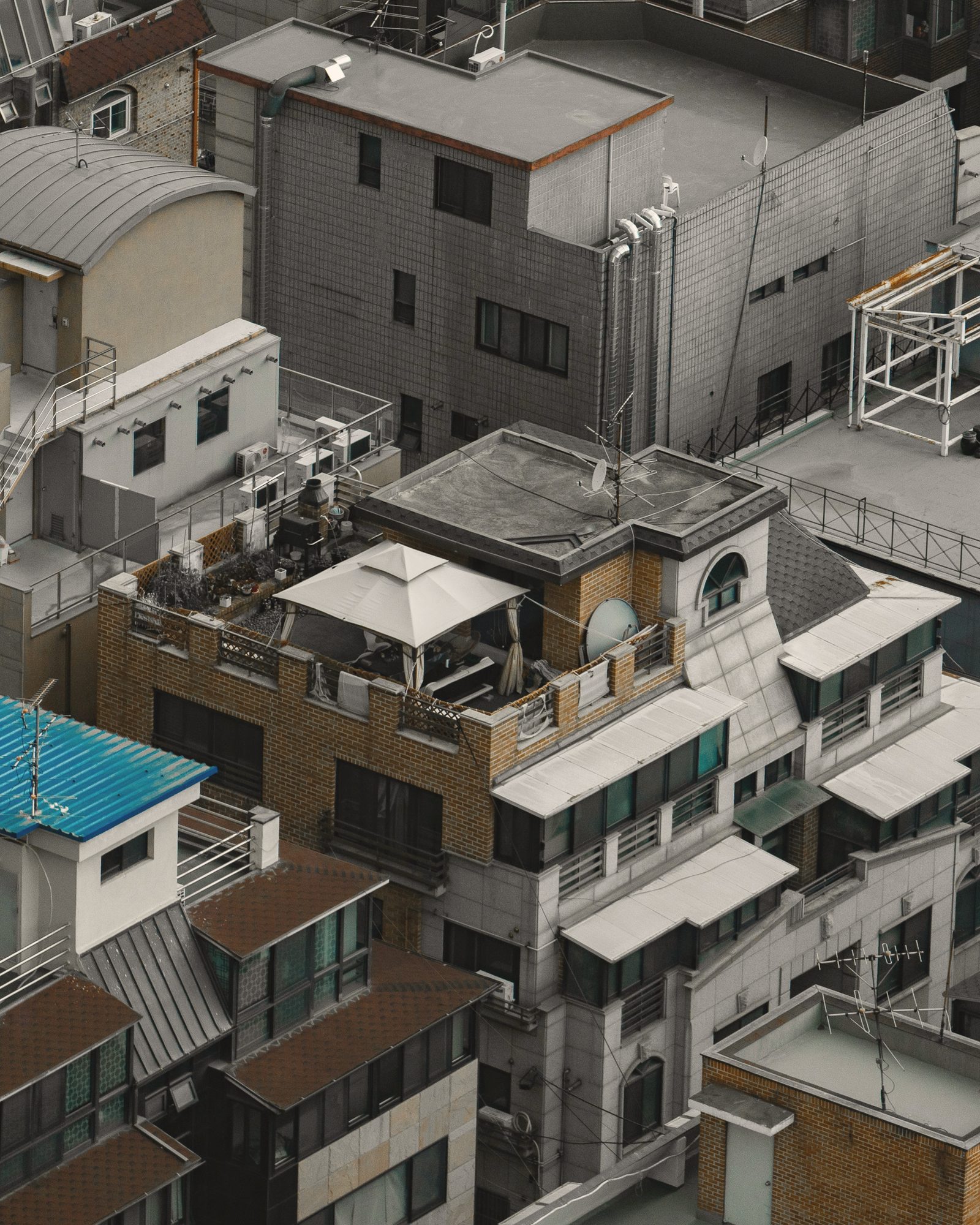 서울 다세대주택 옥상 옥탑 구조물 부감 — 양성화 특별법 대상 주거지 예시