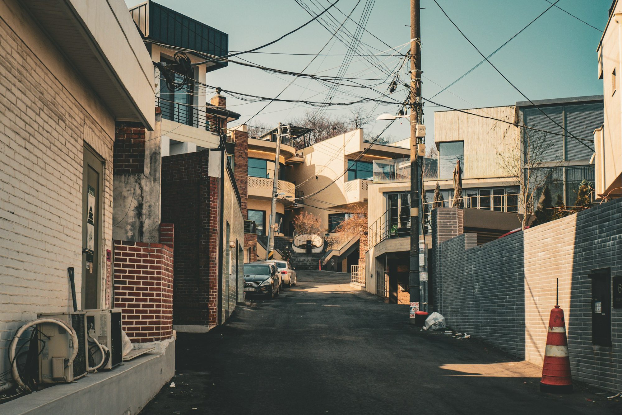서울 연희동 벽돌 다가구주택 골목 — 양성화 대상 자가진단 예시