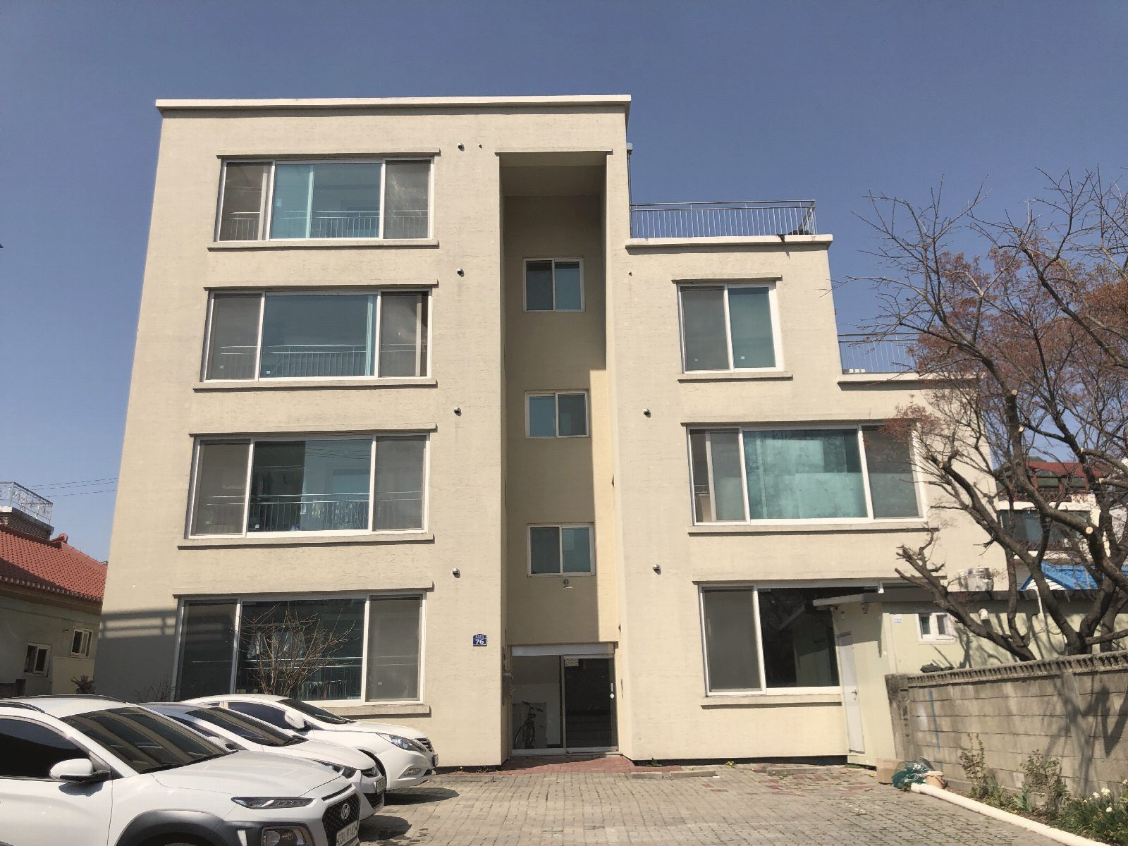 다세대 빌라 외관과 주차 공간, 양성화 대상 여부 검토 예시